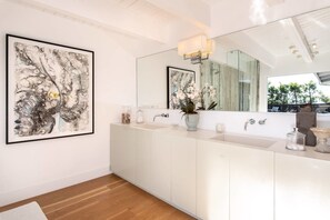 Talo (3 Bedrooms) | 3 makuuhuonetta, silitysrauta/-lauta, ilmainen Wi-Fi
