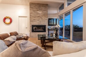 Talo (3 Bedrooms) | Oleskelualue | Televisio, takka