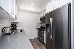 Villa (3 Bedrooms) | Private kitchen | Microwave, stovetop, dishwasher, cookware/dishes/utensils - Brand NEW Luxury 3bdr Townhome In Silver Lake (Los Angeles)
