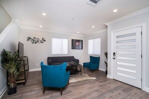 TV - Brand NEW Luxury 3bdr Townhome In Silver Lake (Los Angeles)