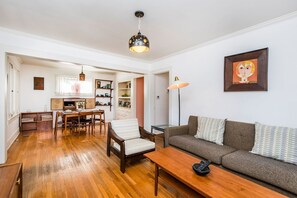 منزل (2 Bedrooms) | غرفة المعيشة | تلفزيون، تنس طاولة