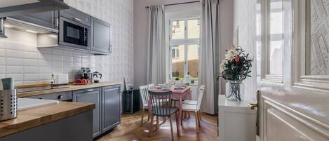 Apartamento clássico | Cozinha privada | Geladeira, micro-ondas, fogão, cooktop