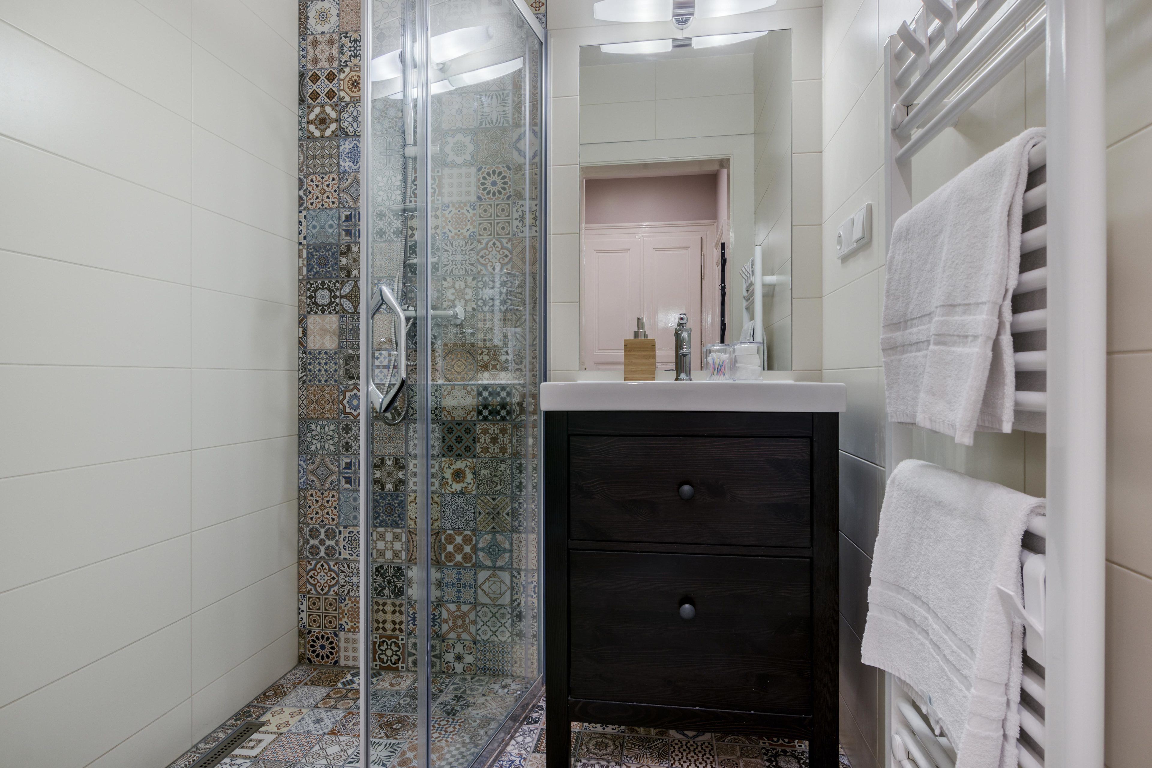 Classic-huoneisto | Kylpyhuone | Suihku, ilmaiset hygieniatuotteet, hiustenkuivaaja, pyyhkeet