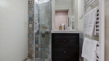 Classic-huoneisto | Kylpyhuone | Suihku, ilmaiset hygieniatuotteet, hiustenkuivaaja, pyyhkeet