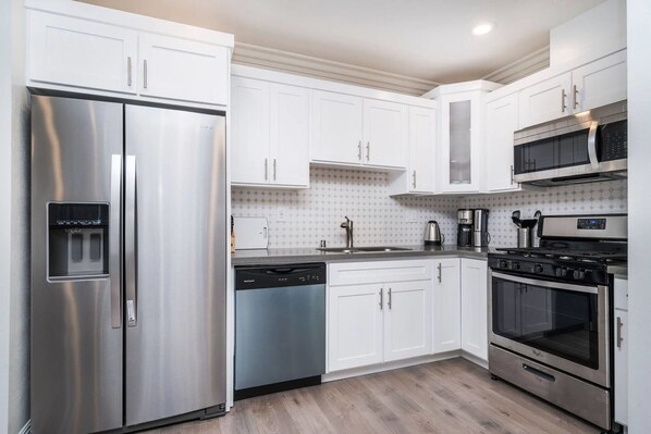 Villa (3 Bedrooms) | Private kitchen | Microwave, stovetop, dishwasher, cookware/dishes/utensils - Brand NEW Luxury Modern 3bdr Townhome In Silver Lake (Los Angeles)