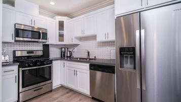 Villa (3 Bedrooms) | Private kitchen | Microwave, stovetop, dishwasher, cookware/dishes/utensils