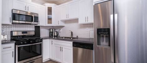 Villa (3 Bedrooms) | Private kitchen | Microwave, stovetop, dishwasher, cookware/dishes/utensils