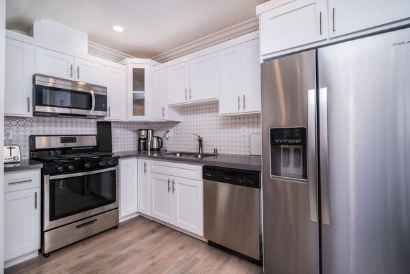 Villa (3 Bedrooms) | Private kitchen | Microwave, stovetop, dishwasher, cookware/dishes/utensils - Brand NEW Modern Luxury 3bdr Townhome In Silver Lake (Los Angeles)