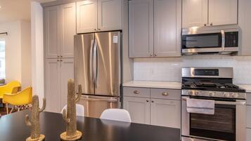 House (3 Bedrooms) | Private kitchen | Microwave, stovetop, dishwasher, cookware/dishes/utensils