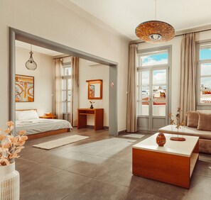 Apartamento superior, vista para a cidade | 1 quarto, roupas de cama premium, individualmente decorados