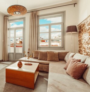 Apartamento superior, vista para a cidade | Área de estar | Smart TV