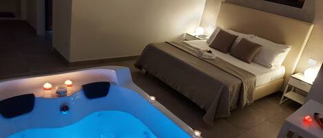 Superior tweepersoonskamer, sauna | Individueel gedecoreerd, individueel gemeubileerd, een bureau