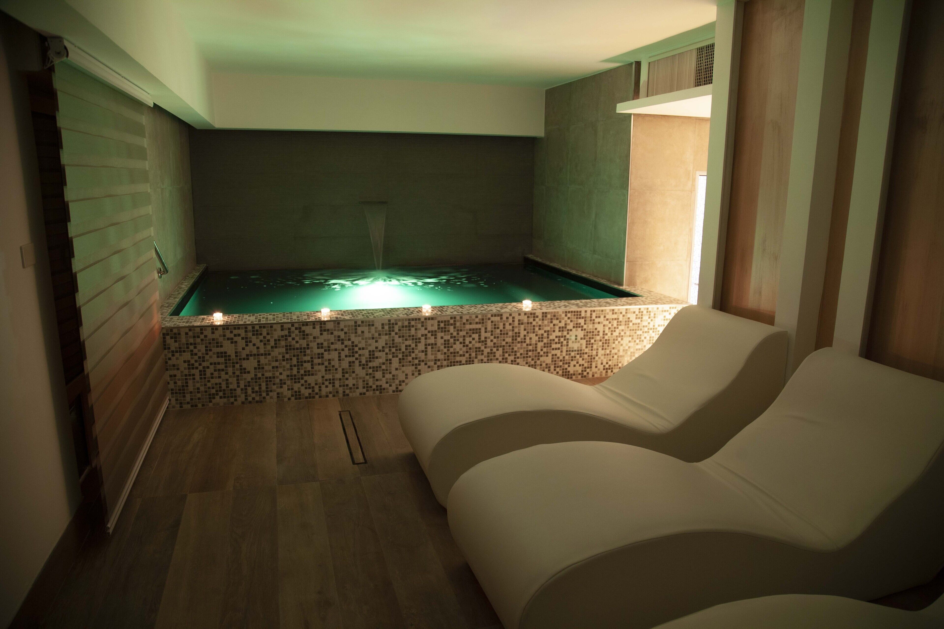 カップル用トリートメントルーム、ディープティシュー マッサージ、マタニティ マッサージ、スポーツ マッサージ、マッサージ