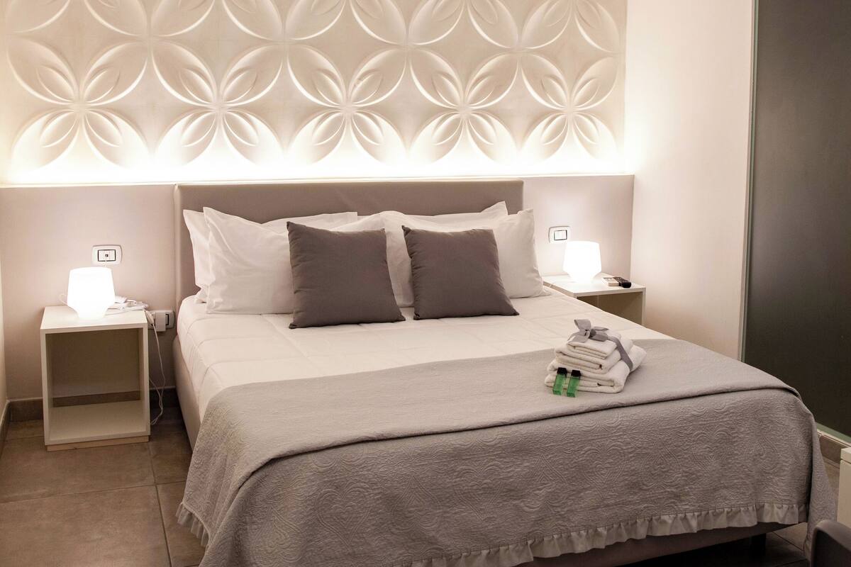 Doppia Deluxe | Con stile personalizzato, con arredamento individuale, una scrivania