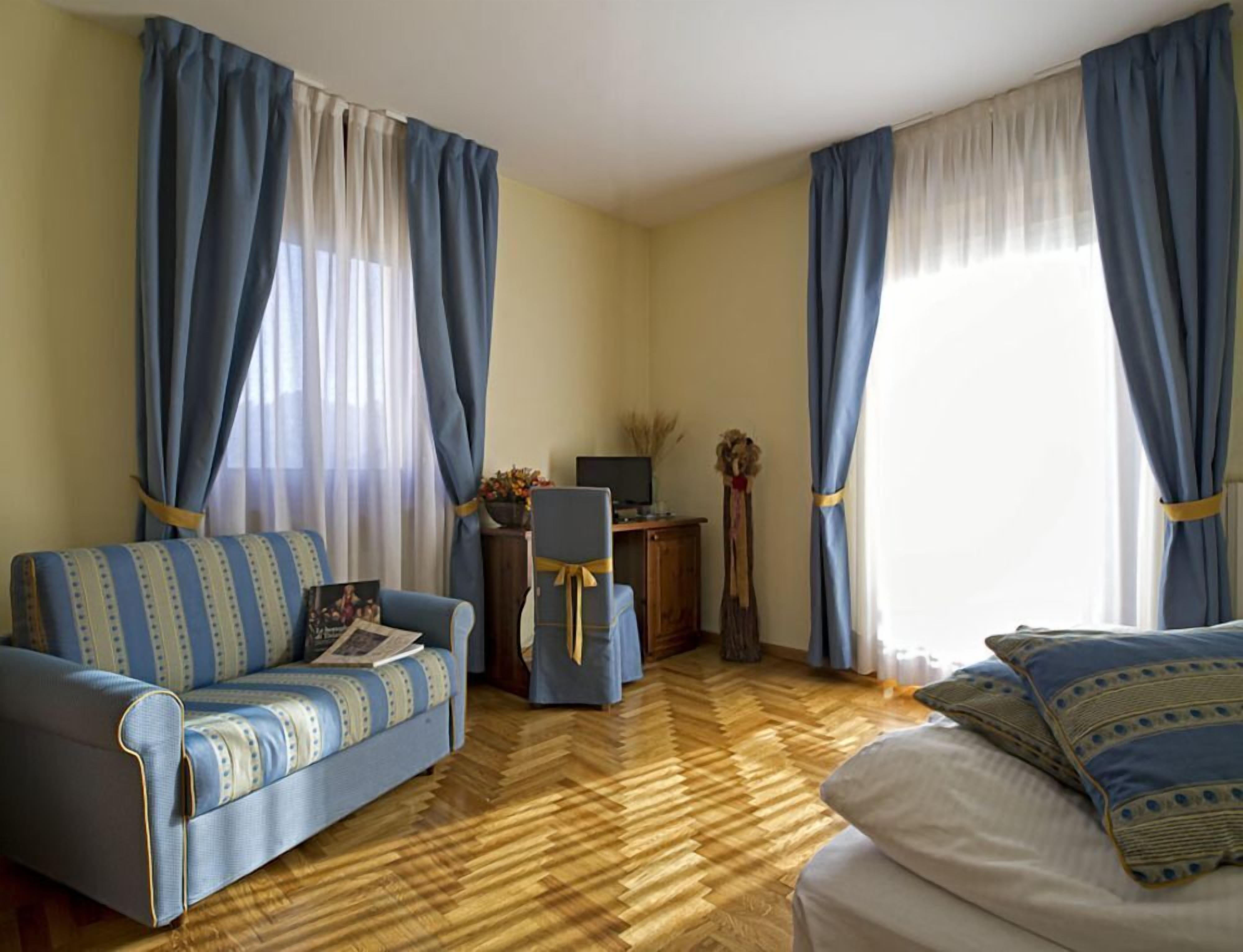 Minibar, coffres-forts dans les chambres, décoration personnalisée