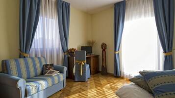 Doppia Classic, vista città | Minibar, una cassaforte in camera, con stile personalizzato