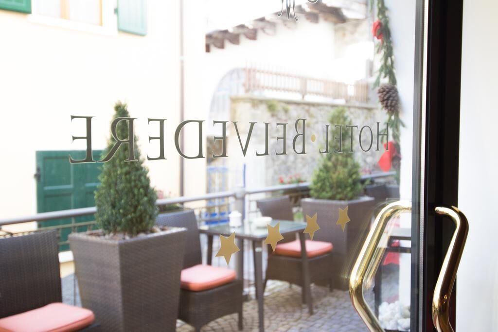 Petit déjeuner complet (12 EUR par personne)