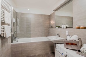 Luxury Apartment | Bathroom | Bathtub, free toiletries, hair dryer, towels - Prague Luxury APTs by Michal&Friends (Prague)