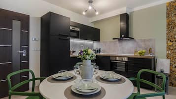 Luxury-Apartment | Eigene Küche | Großer Kühlschrank, Mikrowelle, Ofen, Herdplatte
