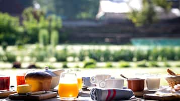 Desayuno buffet (EUR 14 por persona)