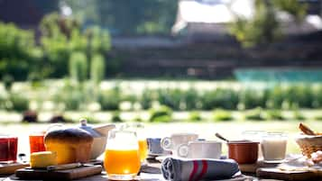 Petit-déjeuner buffet servi tous les jours en supplément