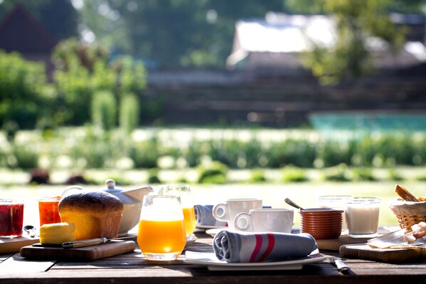 Petit déjeuner buffet (14 EUR par personne)