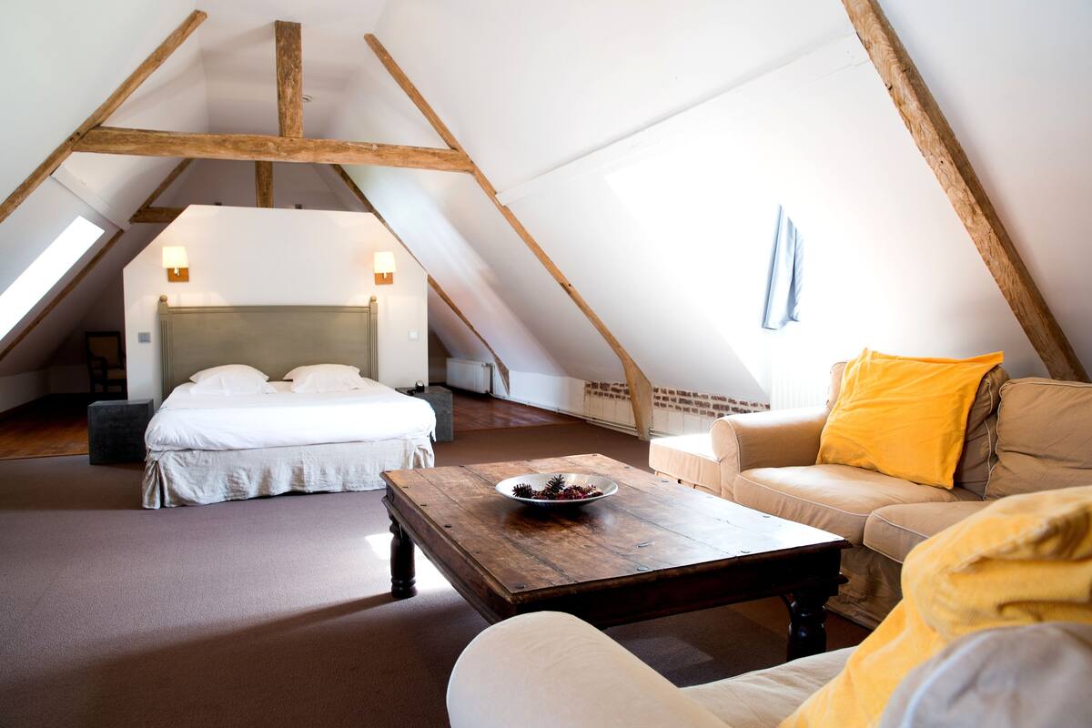 Suite, 1 Double Bed, Non Smoking | WiFi (free), bed sheets
