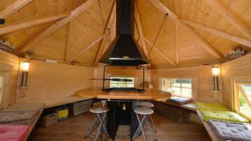 Menyajikan masakan lokal