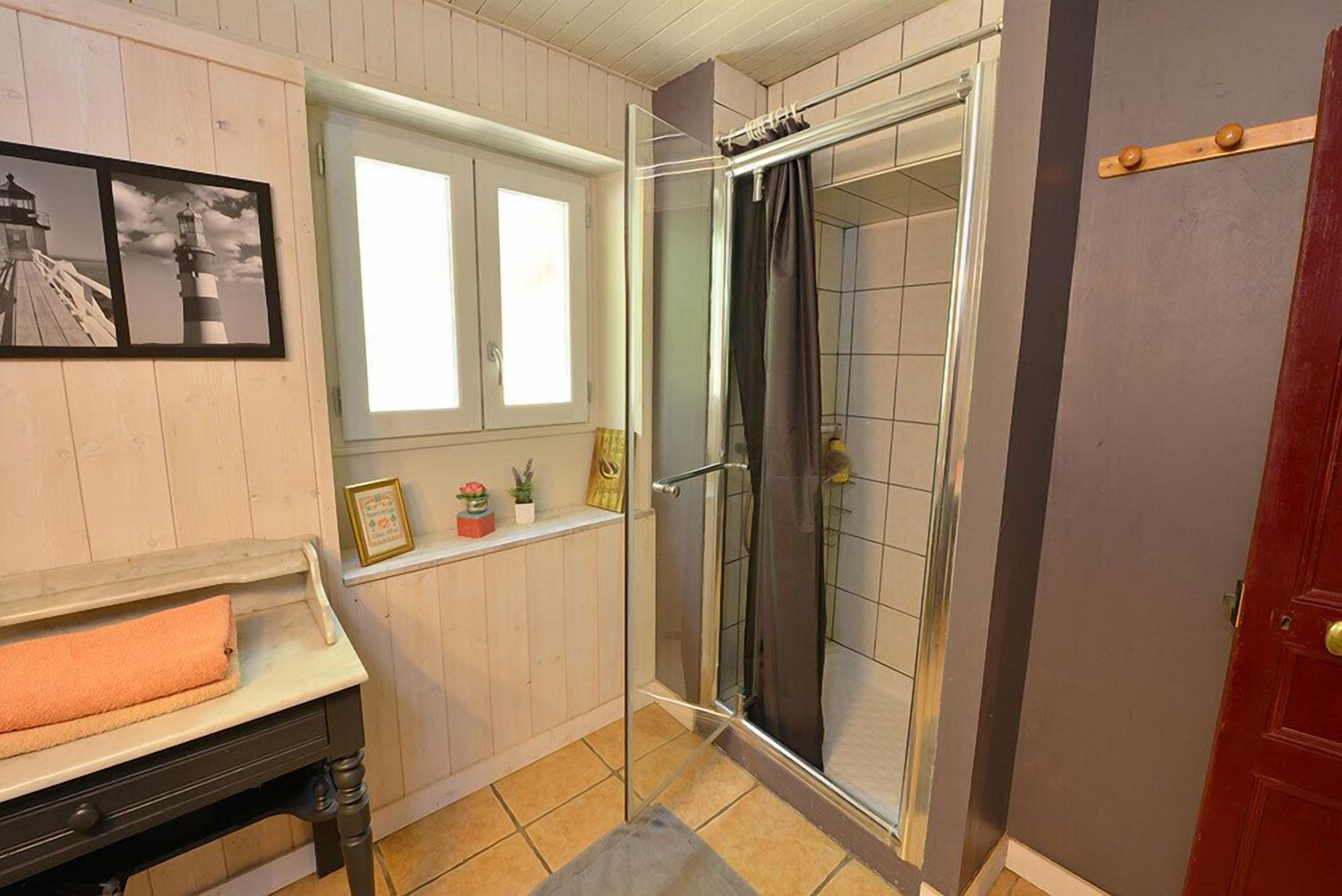 Twin kamer (Ciboulette) | Badkamer | Een douche, een regendouche, een haardroger, handdoeken