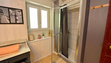 Twin kamer (Ciboulette) | Badkamer | Een douche, een regendouche, een haardroger, handdoeken