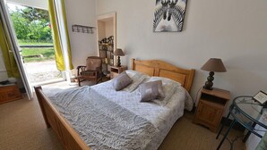 Double Room (Basilic) | Premium bedding, individually decorated, individually furnished - Chambres d'hôtes Chez d'Eau (Marigny-le-Cahouet)