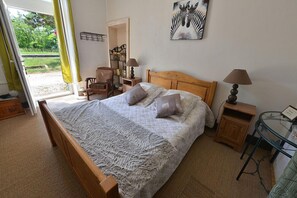 Double Room (Basilic) | Premium bedding, individually decorated, individually furnished - Chambres d'hôtes Chez d'Eau (Marigny-le-Cahouet)