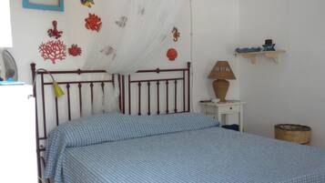 1 bedroom, desk, iron/ironing board, WiFi