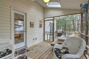 Outdoor dining - Pool Access, Deck & Grill: Ocean Pines Getaway (Ocean Pines)