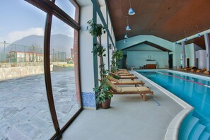 Kolam renang indoor