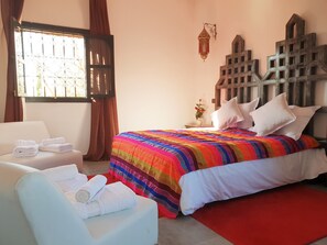 Chambre Double Luxe, 1 grand lit, accessible aux personnes à mobilité réduite, vue piscine | Coffres-forts dans les chambres, bureau, chambres insonorisées