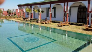 Outdoor pool, pool umbrellas, sun loungers - Jnan El Arif (Marrakech)
