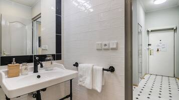 Apartament | Bany | Dutxa, assecador de cabells, tovalloles i sabó