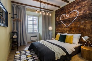 Tabla de planchar con plancha, wifi gratis y ropa de cama