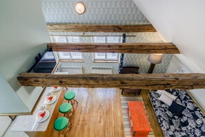 City-Apartment | Wohnbereich | 40-Zoll-Smart-TV mit Kabelempfang, Fernseher