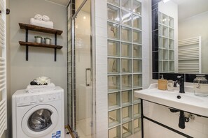 Apartamento | Banheiro | Chuveiro, secador de cabelo, toalhas de banho, sabonete