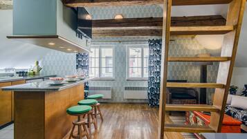 Apartament urbà | Sala d'estar | Televisor intel·ligent de 40 polzades amb canals per cable i televisor