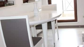 Apartamento, 1 habitación, no fumadores, vistas a la ciudad | Escritorio, cortinas opacas, tabla de planchar con plancha y wifi gratis