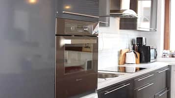 Apartamento, 1 habitación, no fumadores, vistas a la ciudad | Cocina privada | Frigorífico grande, microondas, horno y placa de cocina