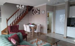 Toetasjes familieleilighet, 4 soverom | Oppholdsrom | LCD-TV