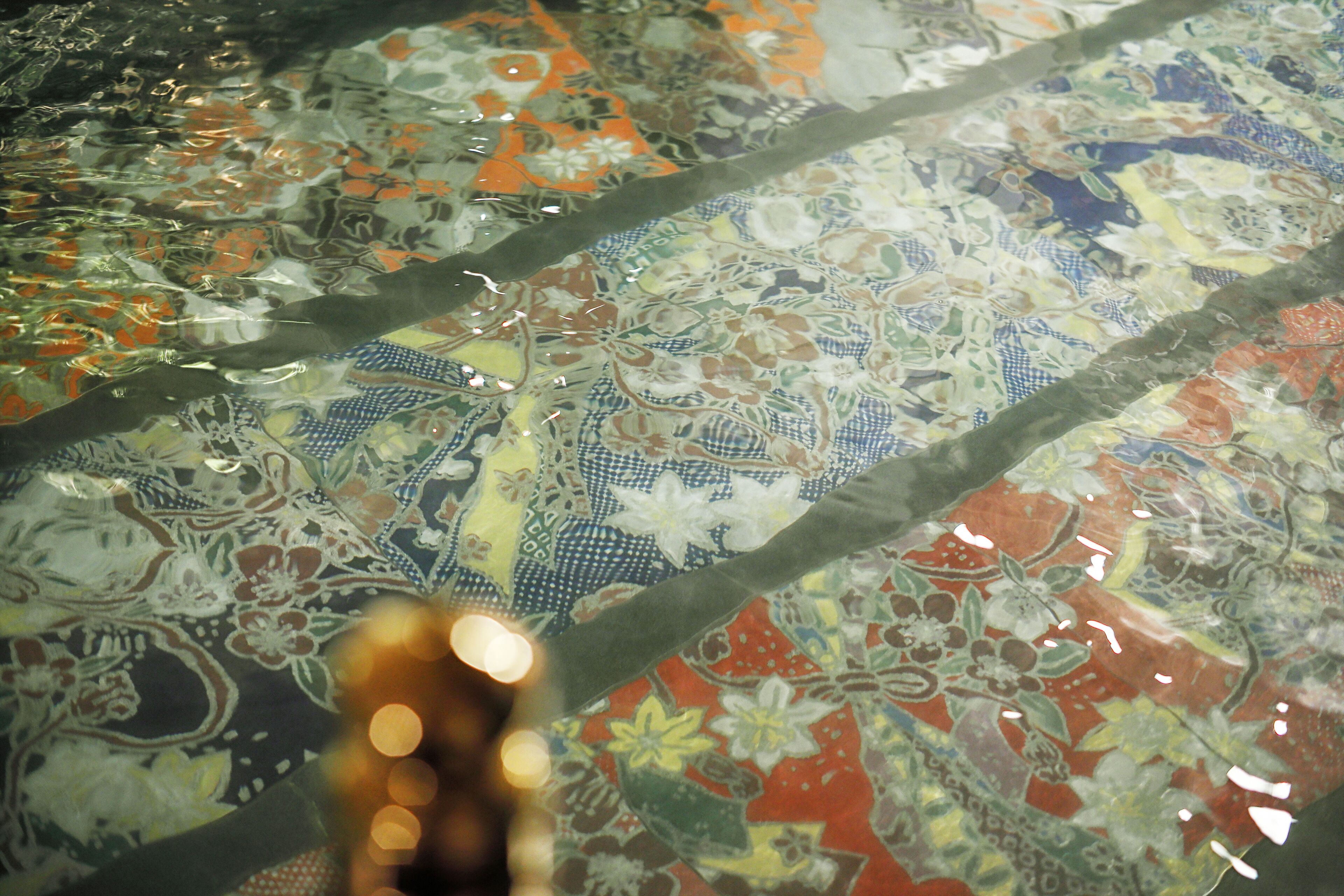 Un piso de baldosas con un estampado floral.