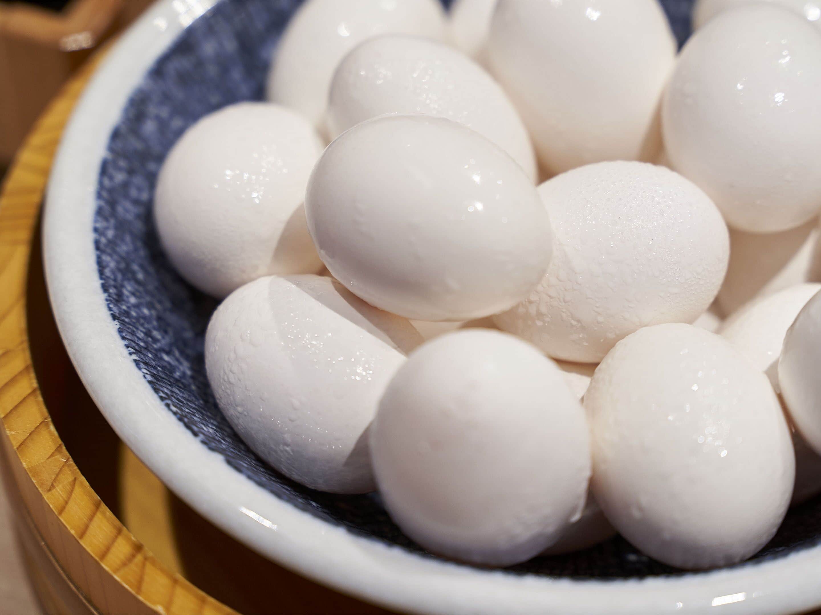 A bowl of white, round, smooth objects.