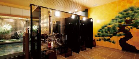 Un'area benessere con stagno incorniciato da carpe koi, soffitto in legno e un affresco raffigurante un pino.
