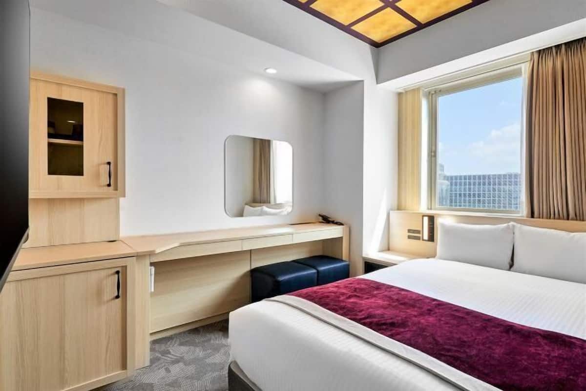 Down comforters, in-room safe, desk, laptop workspace