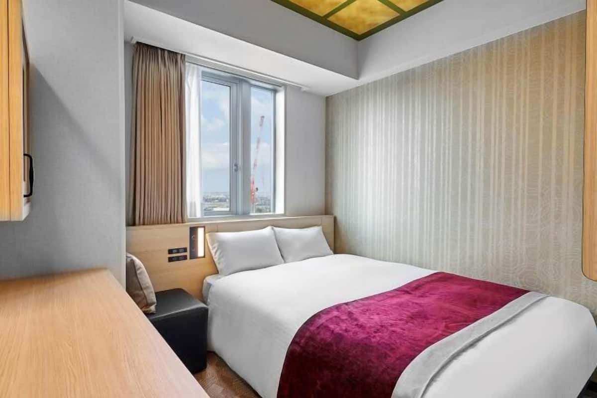 Down comforters, in-room safe, desk, laptop workspace